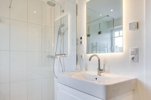 Shower, hair dryer, towels - Theodor-Storm-Str. 12a, House Tess (Sylt)