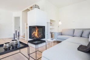 TV, fireplace - Theodor-Storm-Str. 12a, Haus Tess - Stylish. Flooded with light. Sauna. (Sylt)