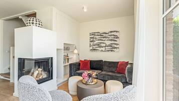 Uma sala de estar moderna com lareira, um sofá e uma mesa de centro.