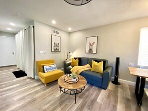 Smart TV, chimenea, tenis de mesa y oficina 