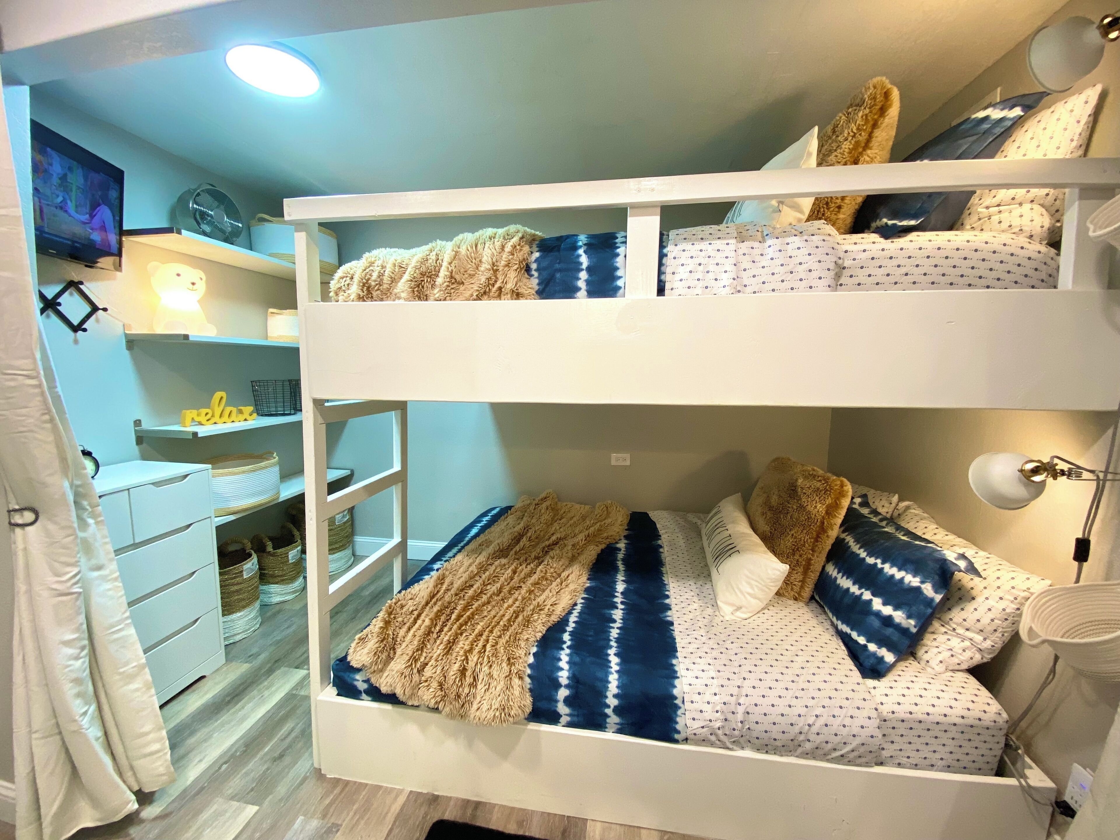 Escritorio, tabla de planchar con plancha, wifi gratis y ropa de cama 