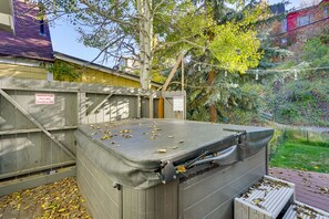 Outdoor spa tub - Downtown Park City Home on Main Street! (Park City)