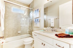 Shower, hair dryer, towels - Tivoli: Lakefront, Private Pool, Hot Tub, EV Charger (Naples)