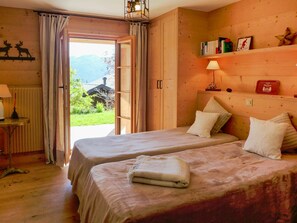 5 quartos, ferros/tábuas de passar roupa, berço de viagem