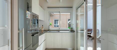 Mikrobølgeovn, ovn, oppvaskmaskin og høy barnestol