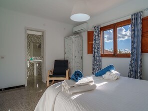 4 bedrooms, travel crib, free WiFi - Beautiful private villa for 8 people with private pool, A/C, WIFI, TV, terrace and panoramic view (Lloseta)