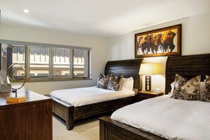 5 bedrooms, desk, travel crib, WiFi - Red Lion Penthouse | 5BR Luxury Condo, Rooftop Hot Tub (Vail)