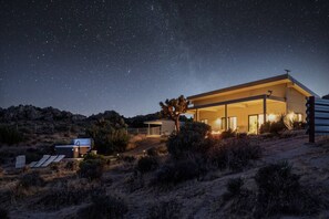 Exterior - White Desert House: Luxe Hideaway • Views • Spa (Yucca Valley)