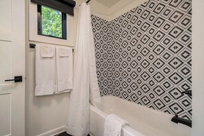 Bathtub, hair dryer, towels - 1BR + Loft Lake Chatuge Cabin w/ Mountain Views (Hiawassee)