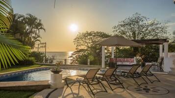 Una piscina al aire libre, una piscina climatizada