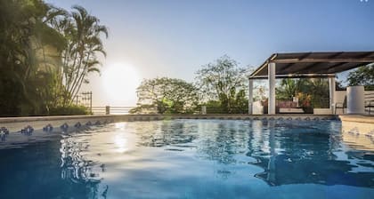 Oceanview FAST WiFi Private Yard Pool Executive Chef Staff Amazing Views