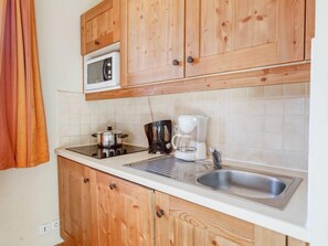 Kühlschrank, Geschirrspüler, Toaster, Hochstuhl