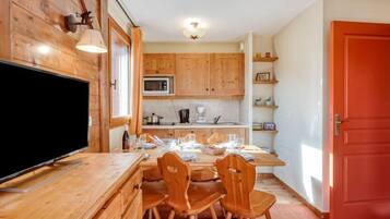 Fridge, dishwasher, toaster, high chair