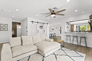 Smart TV - AQUA VISTA * WATERFRONT RESORT STYLE * NEAR BEACHES (Venice)