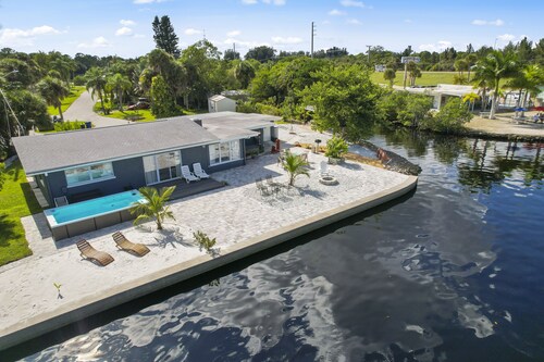 AQUA VISTA * WATERFRONT RESORT STYLE * NEAR BEACHES