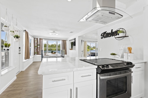 AQUA VISTA * WATERFRONT RESORT STYLE * NEAR BEACHES