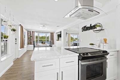 AQUA VISTA * WATERFRONT RESORT STYLE * NEAR BEACHES