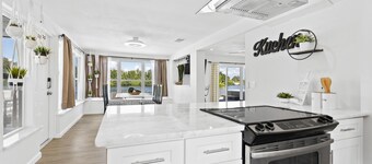 AQUA VISTA * WATERFRONT RESORT STYLE * NEAR BEACHES