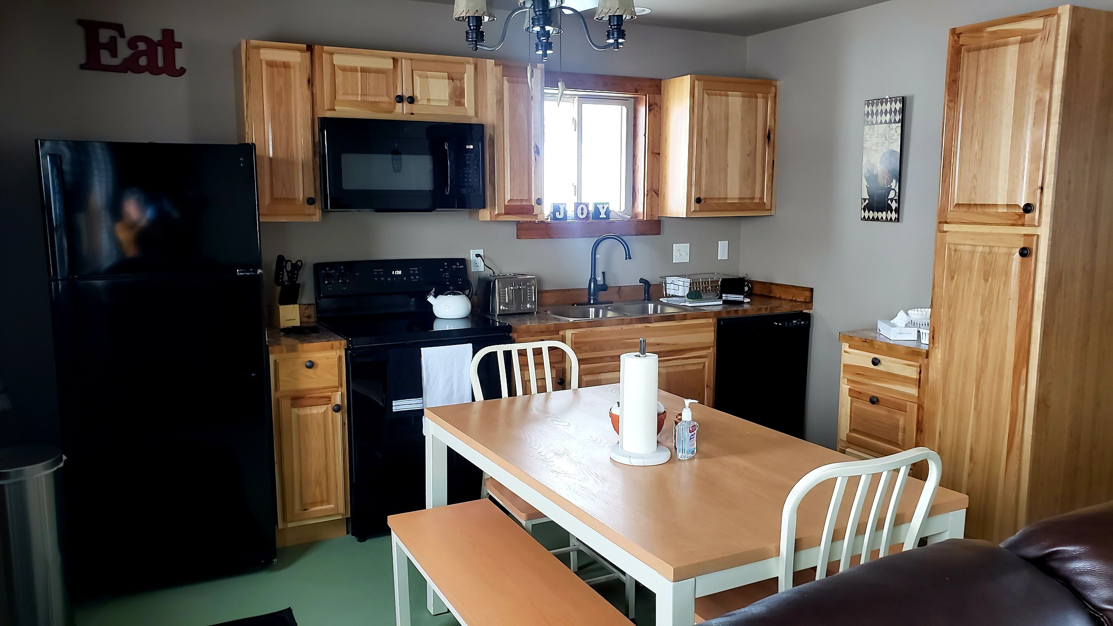 Kylskåp, mikrovågsugn, ugn och spishäll