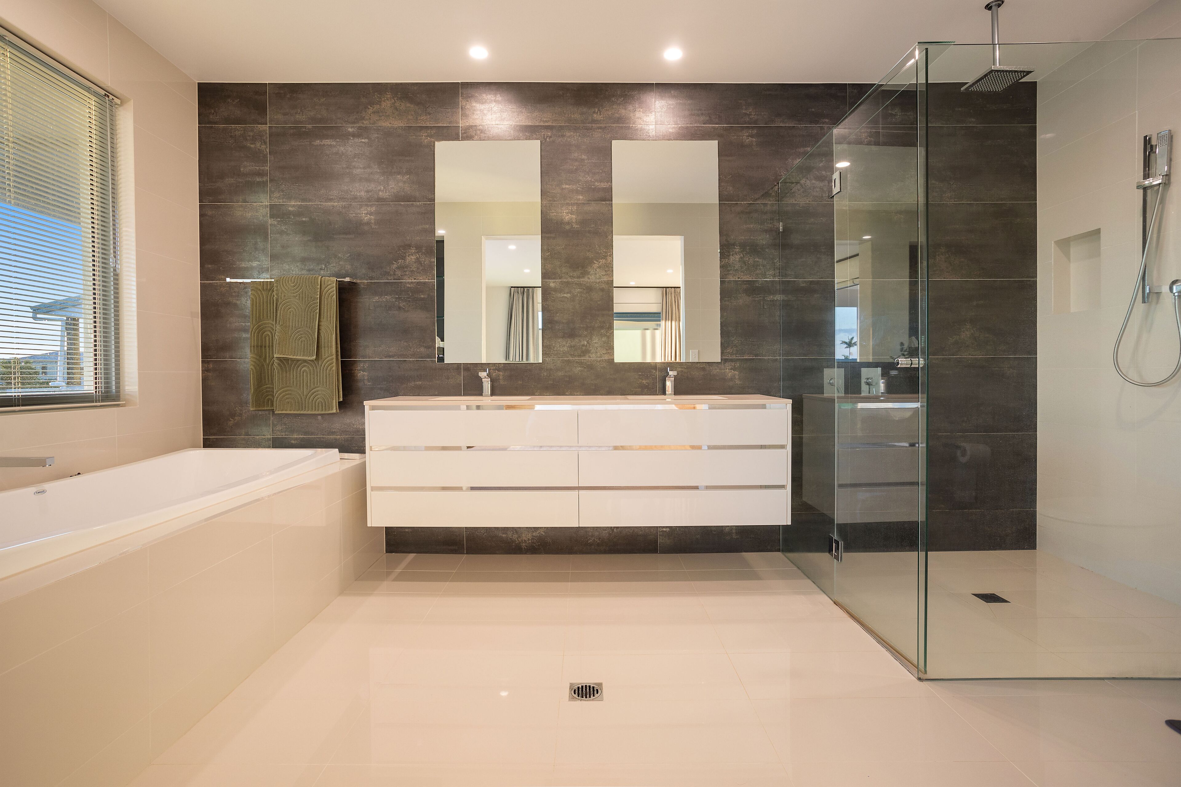 Stunning Waterfront home on the Gold Coast*Heated Pool* \nPet Friendly. — image 14