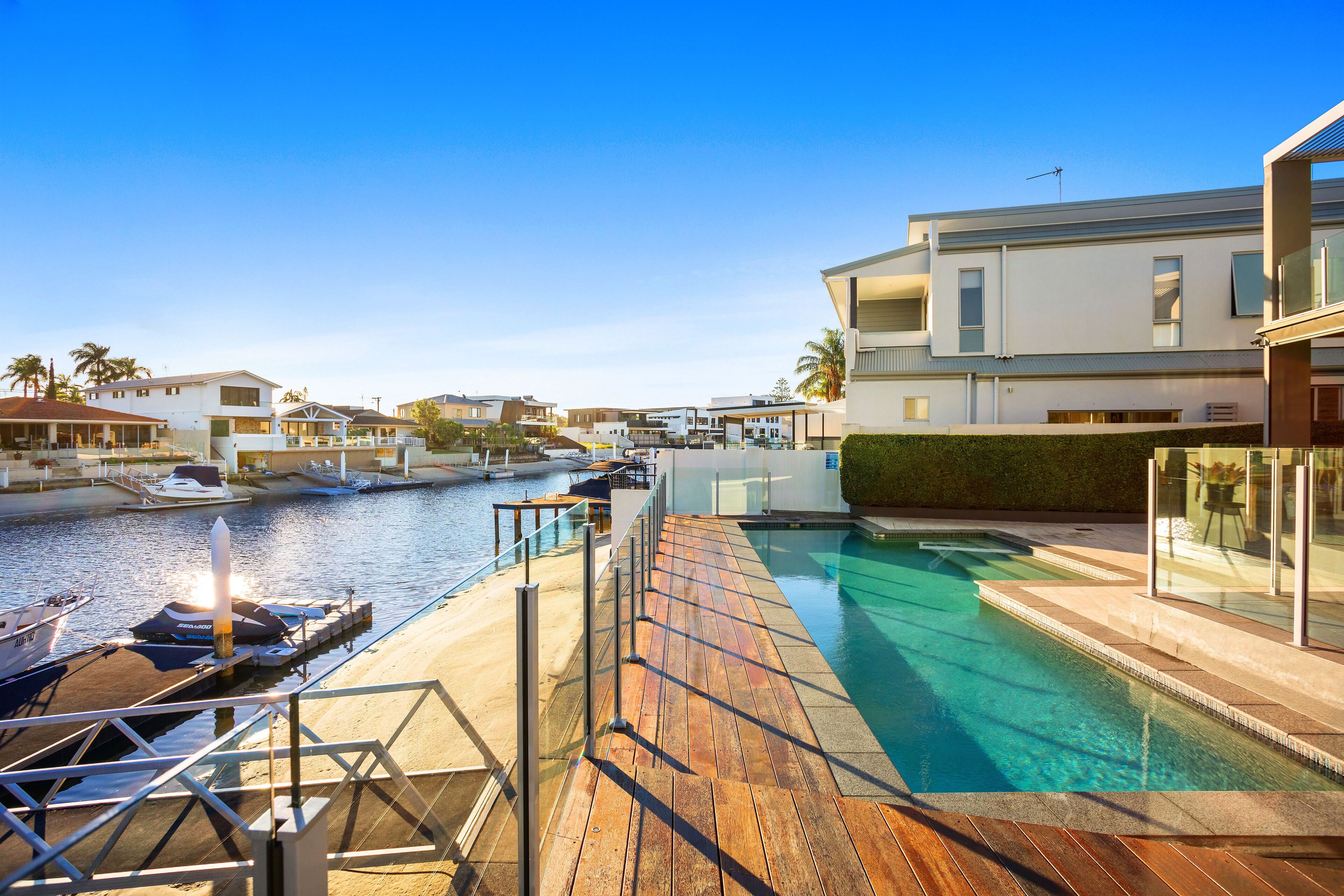 Stunning Waterfront home on the Gold Coast*Heated Pool* \nPet Friendly. — image 7