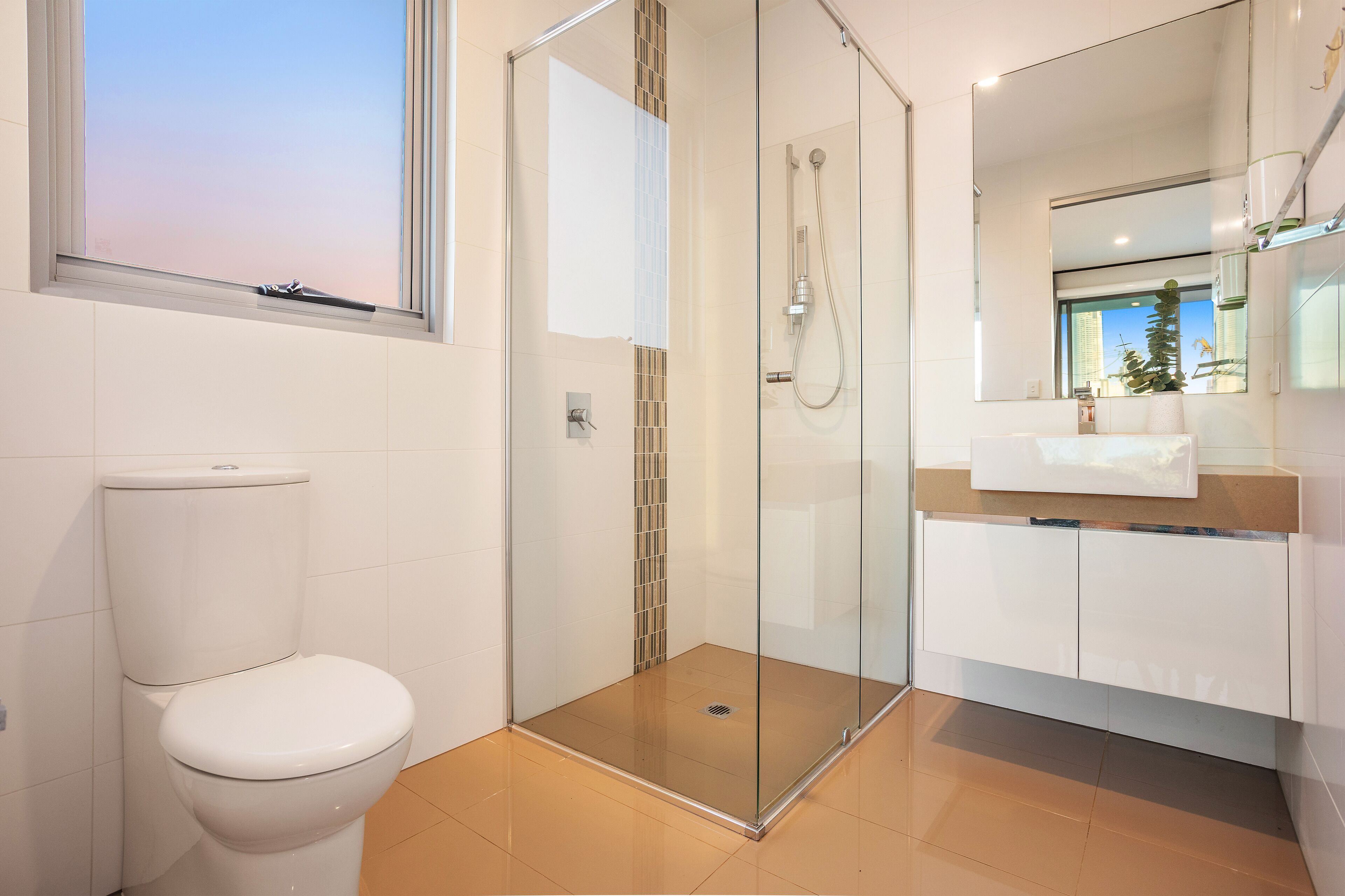 Stunning Waterfront home on the Gold Coast*Heated Pool* \nPet Friendly. — image 16