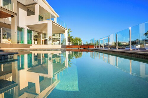 Stunning Waterfront home on the Gold Coast*Heated Pool* 
Pet Friendly.