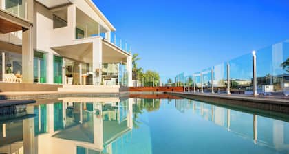 Stunning Waterfront home on the Gold Coast*Heated Pool*
Pet Friendly.