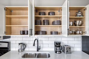 Réfrigérateur, micro-ondes, four, plaque de cuisson