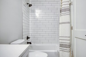 Sèche-cheveux, serviettes fournies