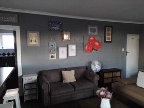 TV, fireplace - Impeccable 1-Bed Apartment in Cape Town (Cape Town)