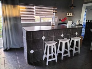 Frigorifero, microonde, piano cottura, tostapane