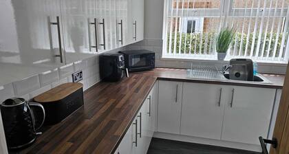 3-Beds, Sleeps 6 Walking distance to Castle & Town