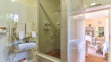 Combined shower/tub, towels