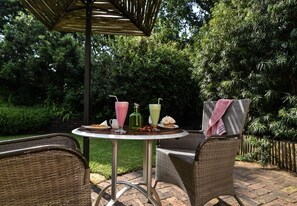 Outdoor dining - Rockfig Cottage for 2 people with wonderful private terrace in garden! (Gauteng)