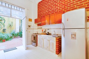 Réfrigérateur, four, plaque de cuisson, cafetière/bouilloire