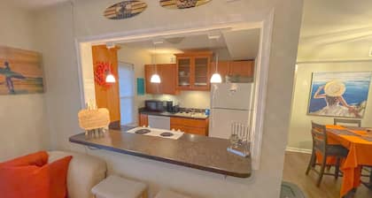 Lovely 2 bedroom condo walking distance to Beach Condominium - Entire home