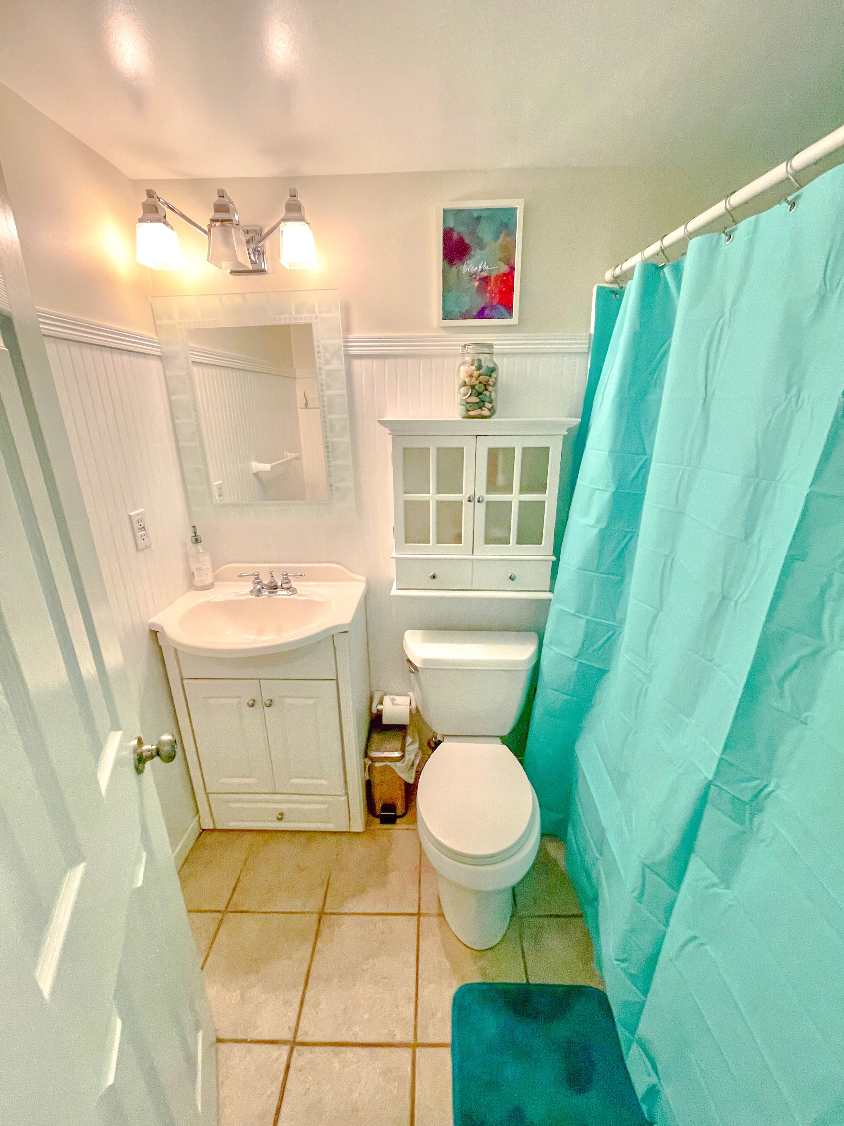 Bañera con ducha, secador de pelo, toallas