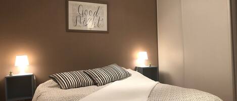 1 chambre, fer et planche à repasser, lit parapluie, Wi-Fi gratuit