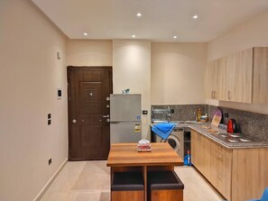 Fridge, coffee/tea maker