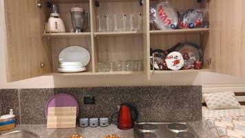Fridge, coffee/tea maker