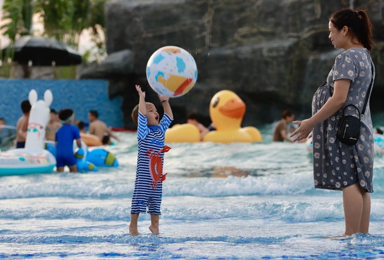 Indoor pool, 5 outdoor pools