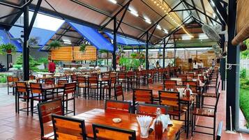 2 من المطاعم، حيث تُقدم وجبات الإفطار، الغداء، الأطباق الفيتنامية