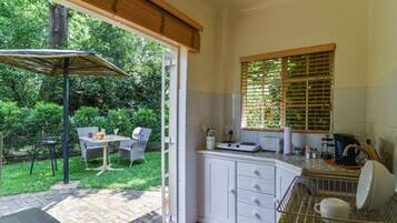Fridge, microwave, oven, coffee/tea maker