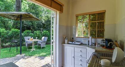 Bushwillow Spacious cottage for 2 people with private garden access!