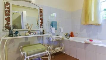 Combined shower/tub, towels