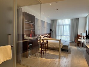 Minibar, caja de seguridad en la habitación y escritorio
