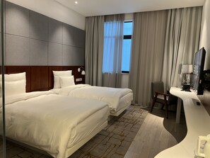 Standard-Zweibettzimmer, 2 Einzelbetten | Minibar, Zimmersafe, Schreibtisch, Bügeleisen/Bügelbrett