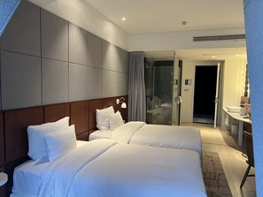 Minibar, caja de seguridad en la habitación y escritorio