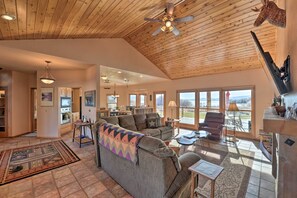 TV, fireplace, DVD player, books - Cabin w/ Lake Views, 20 Mi to West Yellowstone (Island Park)